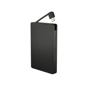 POCKET 10000 — Baterie externă de 10.000 mAh, cu cablu USB-C integrat și port USB-C, într-o carcasă compactă cu fibră de carbon.